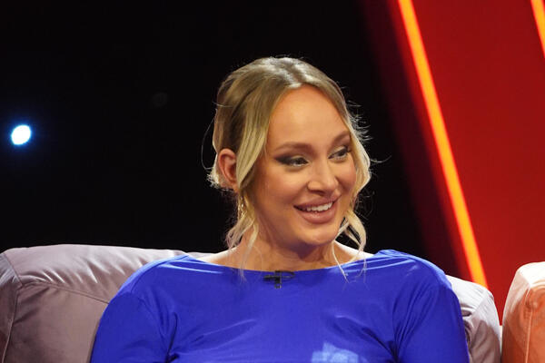 LUNA OBJAVILA PRVU FOTKU IZ PORODILIŠTA SA BEBOM: Blista od sreće, a evo ko je kraj nje SVE VREME