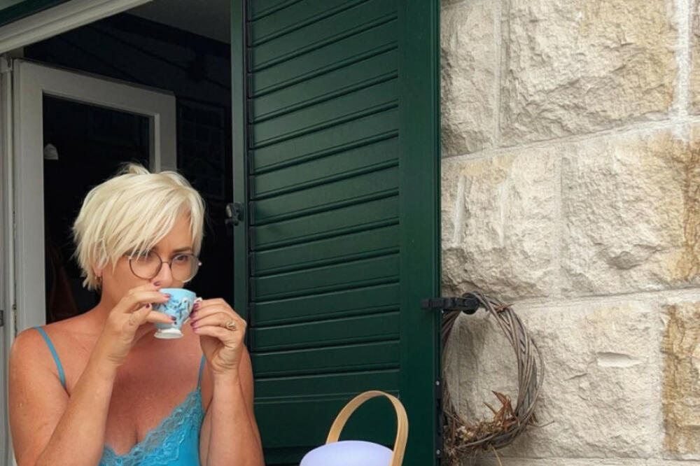 Iscurela Danijelina vruća i privatna fotka iz kreveta: Provokacija povećana na "max", nemirna svila pokazala kožu