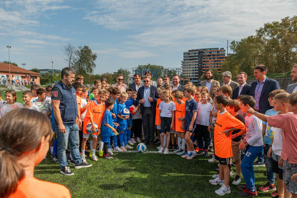 POSLE 50 GODINA ZASIJAO FUDBALSKI TEREN NA DORĆOLU: DECA SA STAROG GRADA POHAĐAĆE BESPLATNU ŠKOLU FUDBALA