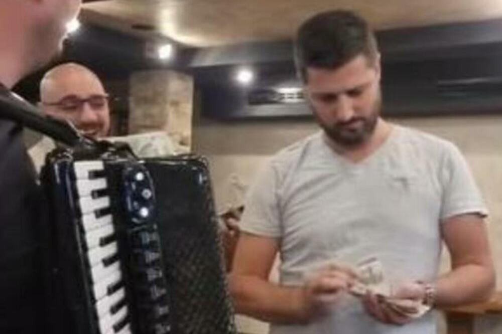 SKUPILI SE SVI DA PROSLAVE: Anabela i Marko pevaju iz sveg glasa, OPŠTE SAVLJE U RESTORANU - samo neka je veselo