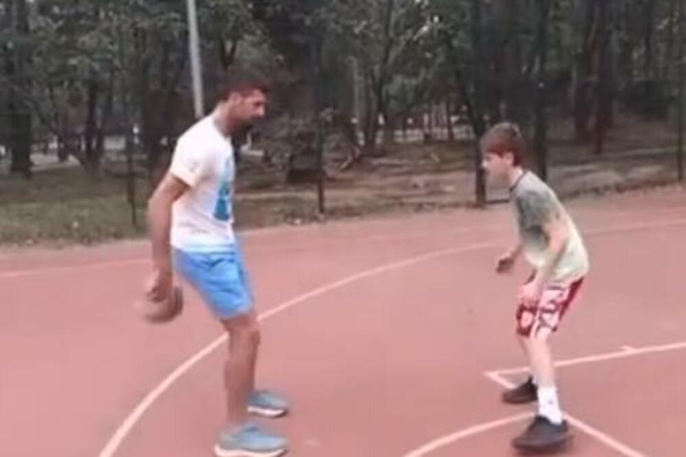 NOLE, NAJVEĆI SI! Đoković "pikao" basket sa klincem na Košutnjaku - gde mu je obezbeđenje? (VIDEO)
