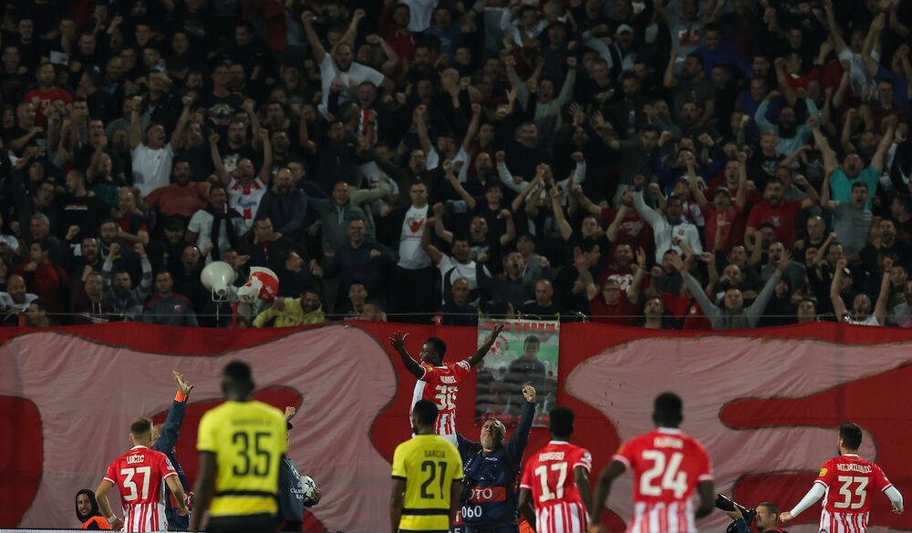 Fudbaleri slave sa navijačima