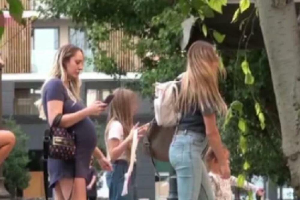 Luna je uživala u porodičnoj šetnji s majkom Anabelom Atijas, ćerkicom Mijom i sestrom Blankicom