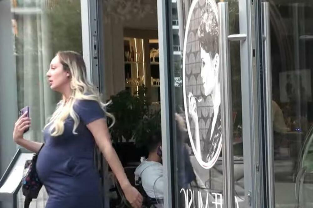 POJAVILE SE FOTKE LUNE ĐOGANI PAR DANA PRE POROĐAJA: Jedna OSOBA je uz nju bila SVE VREME, evo šta je radila