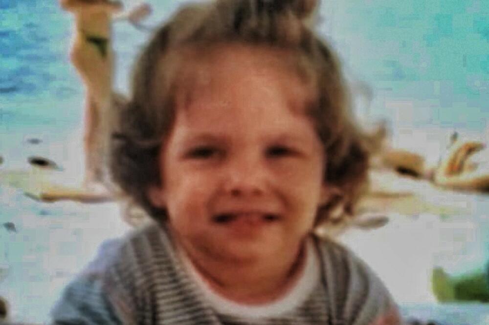 NEMA TRIKA DA PREPOZNATE KO JE DETE SA FOTKE: Danas je ZANOSNA PLAVUŠA i hara DOMAĆOM SCENOM