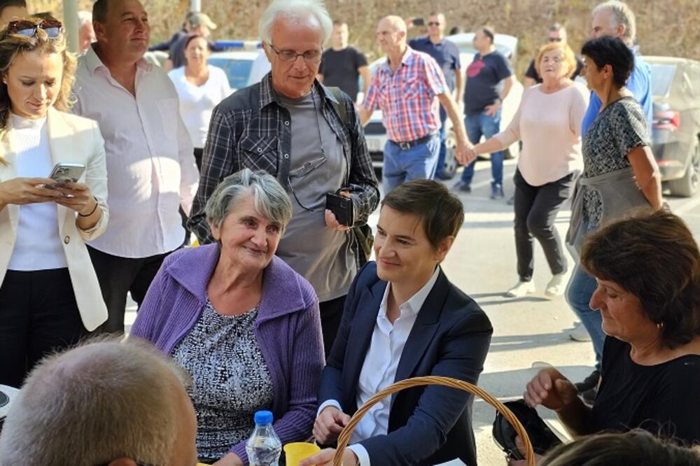 PREMIJERKA BRNABIĆ U NEVIĐENOM IZDANJU: Ispod šatre sa trubačima, DOBILA I POZIV ZA SVADBU (FOTO)