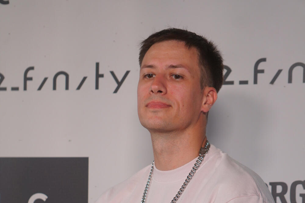 EVO KAKVU JE MAČKU OŽENIO GAZDA PAJA: Bićete u ČUDU kako IZGLEDA, a tek koliko je OBRAZOVANA