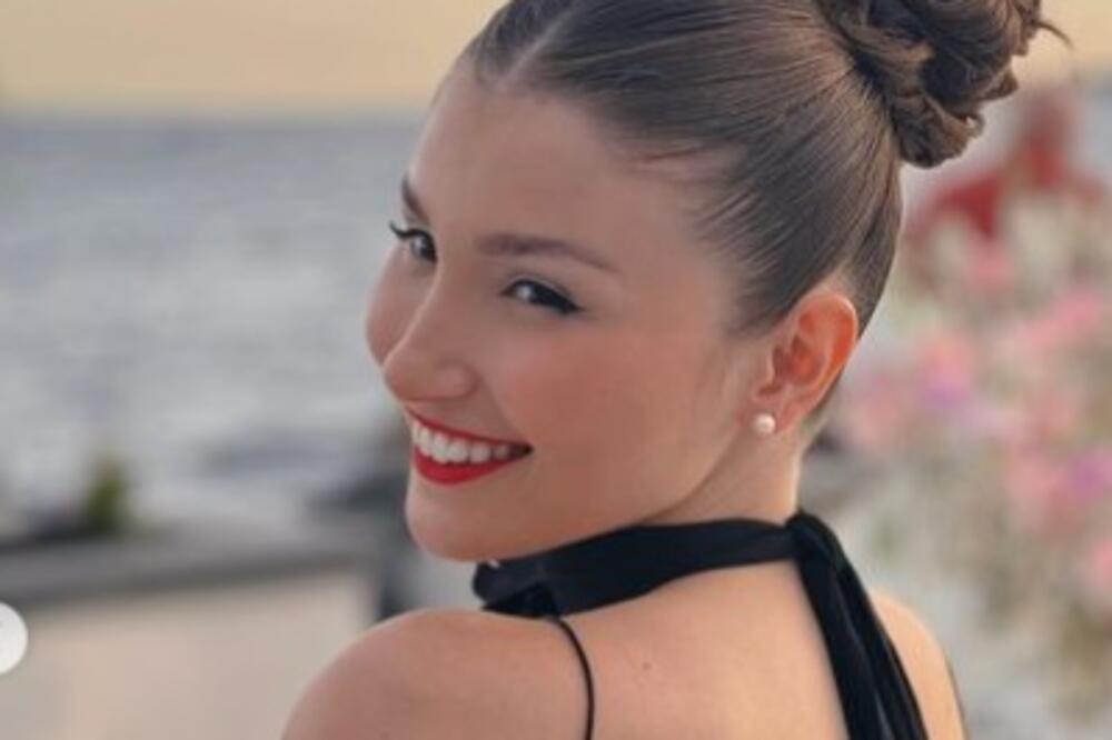 SVE ĆE ŽENE BITI LJUBOMORNE KAD VIDE ŠTA NOSI TURSKA LEPOTICA: Ovo ćete SVI ŽELETI, pogledajte joj samo VRAT