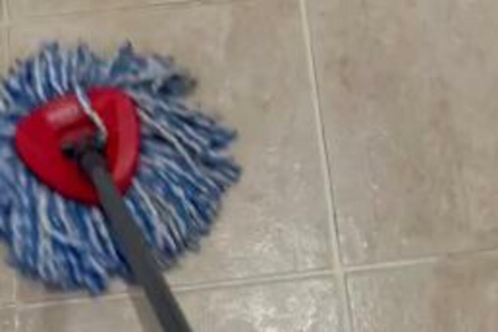 SLUČANO PROSULA BELU TEČNOST NA PLOČICE, PA DOBILA FUGNE ČISTIJE NEGO PRE: Nenamerno otkrila SPAS za čišćenje