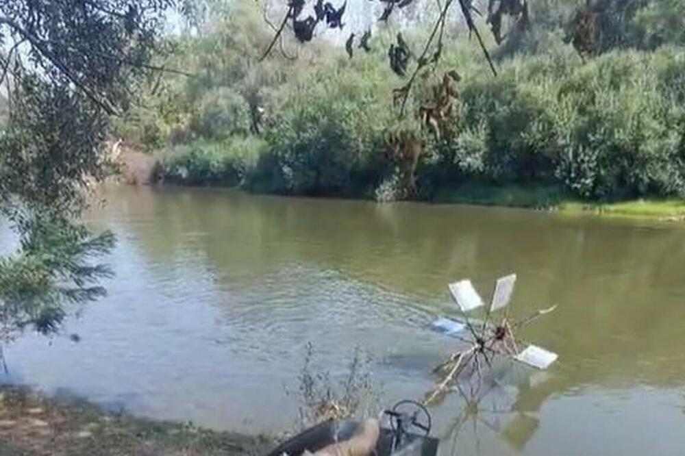 OVAKVO OKRETANJE PRASETA NA RAŽNJU NIKADA NISTE VIDELI! Izum zlata vredan, pazite samo kako se KRČKA! (VIDEO)