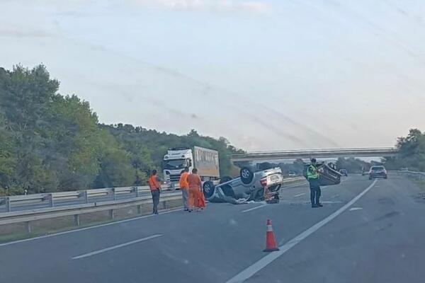 OD SILINE UDARA, VOZILA ZAVRŠILA NA KROVU: Težak UDES na auto-putu Beograd-Niš! (FOTO)