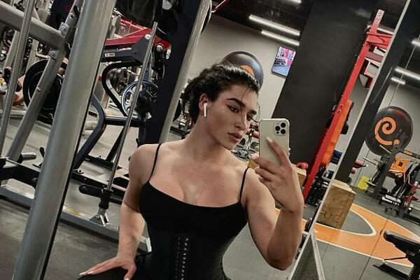 DARIA (21) PROŠETALA U VRELIM PANTALONICAMA GRADOM I SVI SU PALI U TRANS: Svi gledaju u OVAJ DEO NJENOG TELA! VIDEO