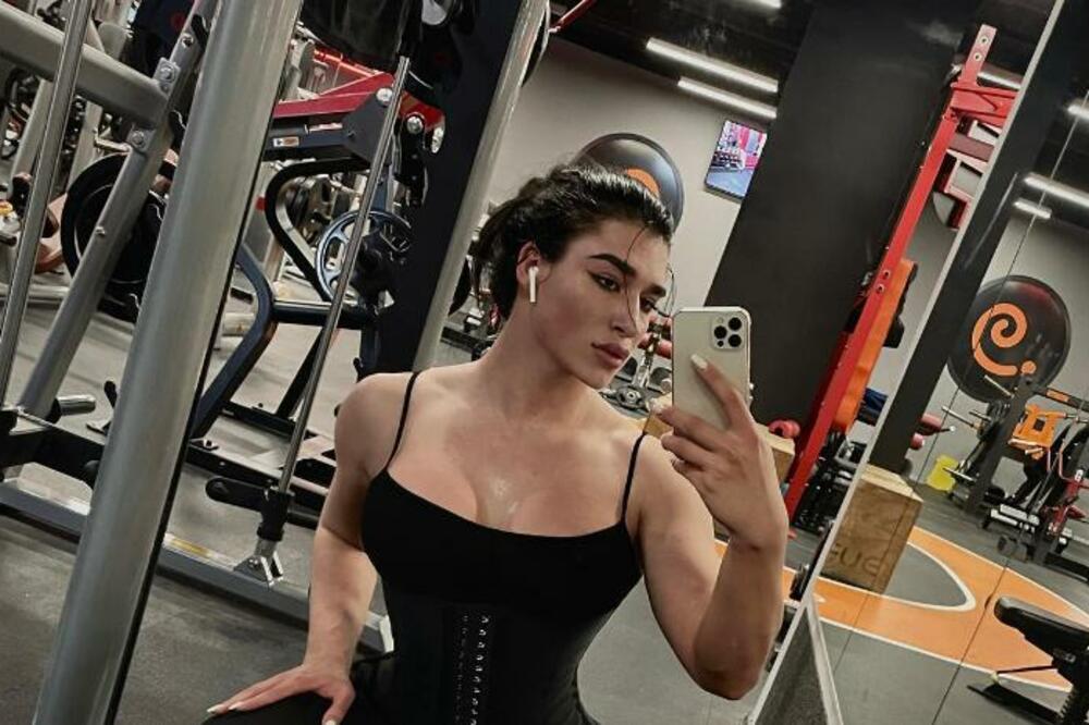 DARIA (21) PROŠETALA U VRELIM PANTALONICAMA GRADOM I SVI SU PALI U TRANS: Svi gledaju u OVAJ DEO NJENOG TELA! VIDEO