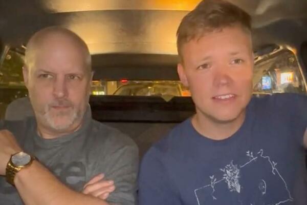 OTAC AMERIKANCA DOŠAO U SRBIJU, SEO U JUGA I ZGRABIO ĆEVAPE: Kada je čuo SINANA, potpuno "ODLEPIO"! (VIDEO)