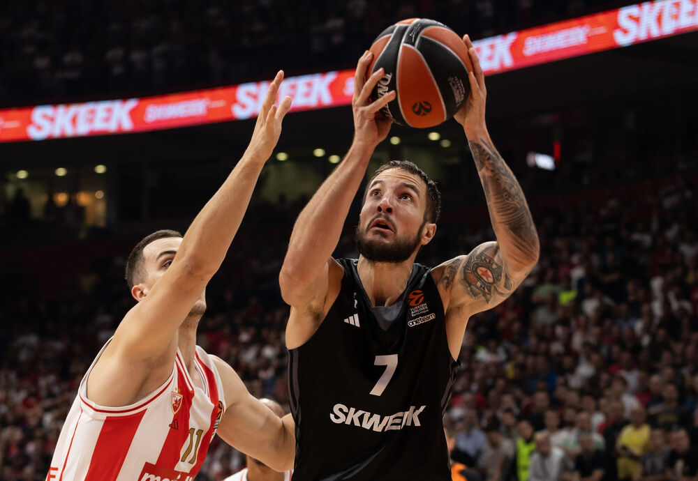 Žofri Lovernj (desno) sa istetoviranim grbom Partizana