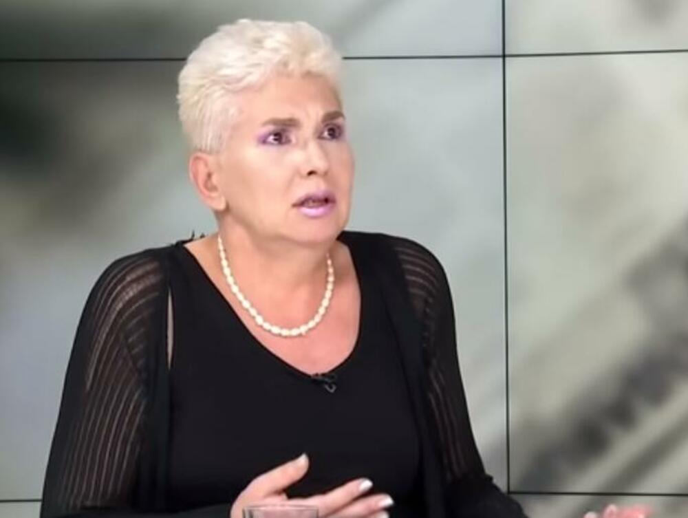 U svojoj karijeri je napisala preko 1.000 tekstova