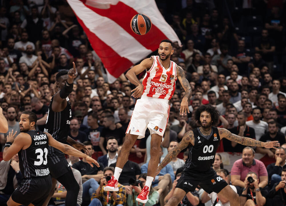 Adam Hanga na utakmici Crvene zvezde i Asvela