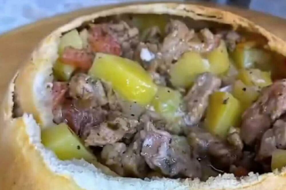 DOMAĆICE, OVAKAV PAPRIKAŠ MORATE DA SPREMITE: Sočno meso koje se KRČKA u TESTU topiće se u ustima