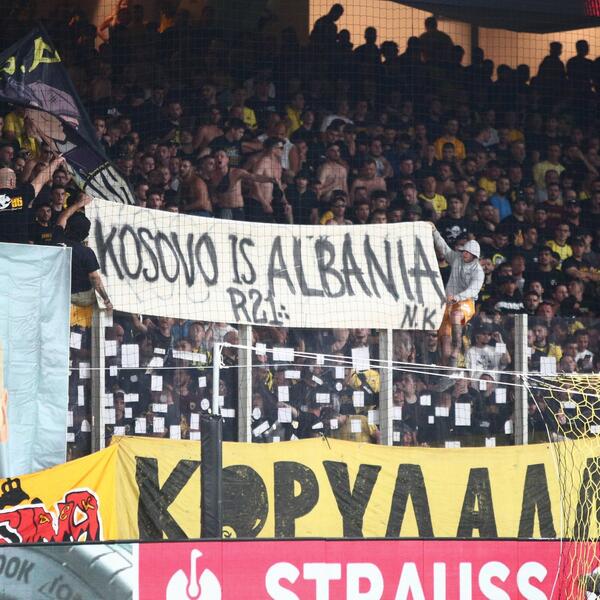"SRAMOTA, PREDUZEĆEMO DRASTIČNE MERE!" Oglasili se navijači AEK-a zbog transparenta "Kosovo je Albanija" (FOTO)