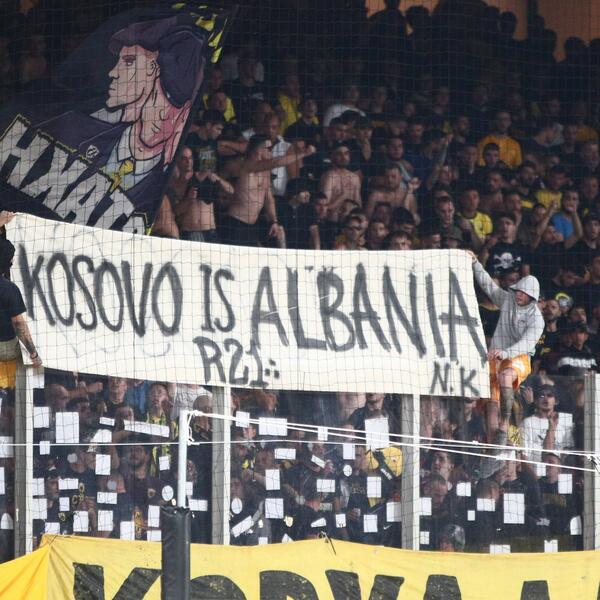 KAKVI LICEMERI: Navijači AEK-a ugrizli za srce svakog Srbina, a evo šta su ranije mislili o Albaniji! (FOTO)