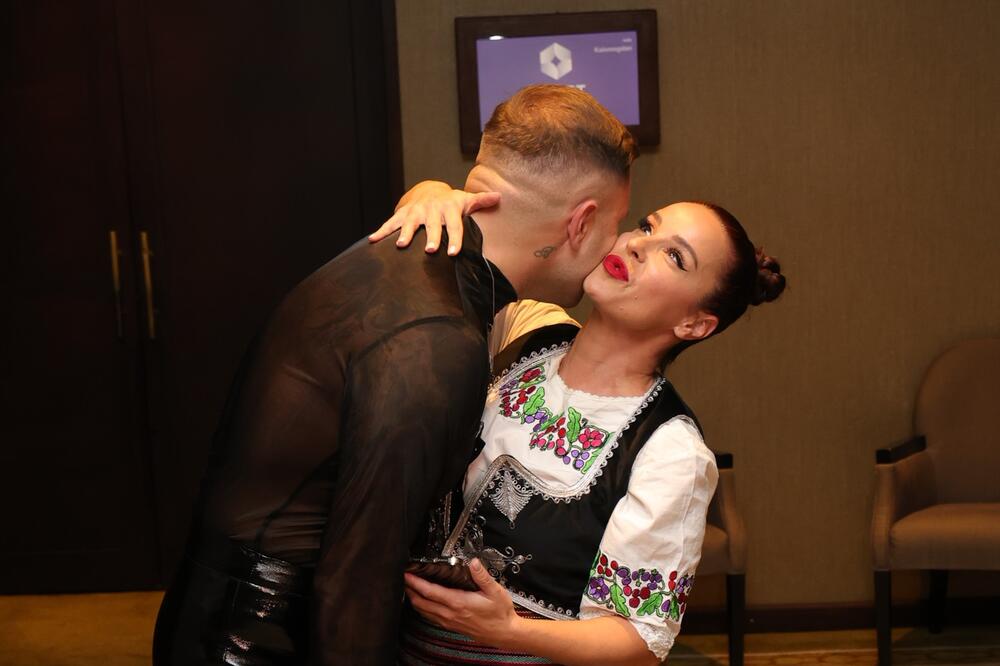 KAKVA CARICA! Pevačica se pojavila u SRPSKOJ NARODNOJ NOŠNJI na rođendanu: Ljudi TRLJALI OČI kada su je SPAZILI