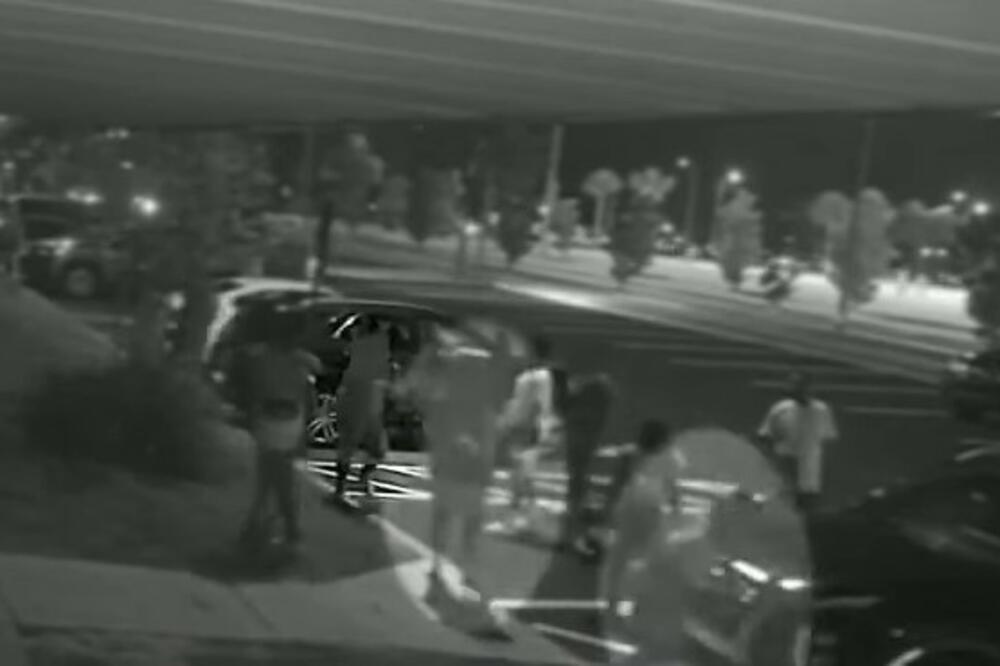 KAMERA ZABELEŽILA UŽAS! Dečak izrešetao vršnjake na parkingu nakon svađe (VIDEO)