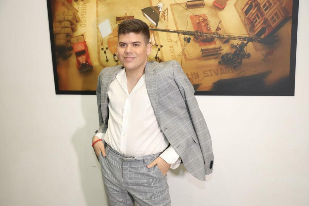 UROŠ SE POVREDIO NA NASTUPU "ELITOVIZIJE": Razbila se ČAŠA pa ga POSEKLA, hitan slučaj u ZADRUZI