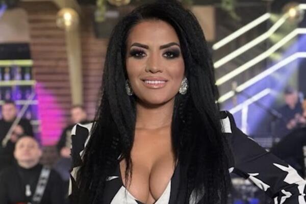 KO JE MARINA BOGDANOVIĆ? UBIJA KAKO PEVA DVOJKE: Sada su isplivale PIKANTERIJE o njoj!