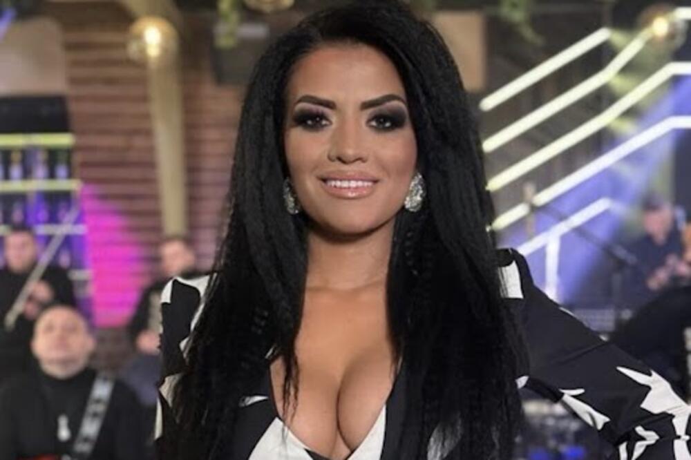 KO JE MARINA BOGDANOVIĆ? UBIJA KAKO PEVA DVOJKE: Sada su isplivale PIKANTERIJE o njoj!