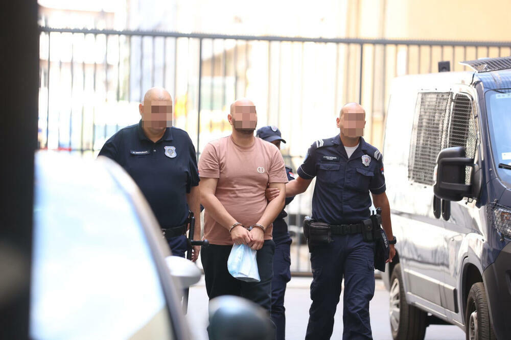 PRVE SLIKE NASILNIKA KOJI JE HTEO DA BACI ŽENU SA TERASE: Policija ga uvodi u tužilaštvo (FOTO)