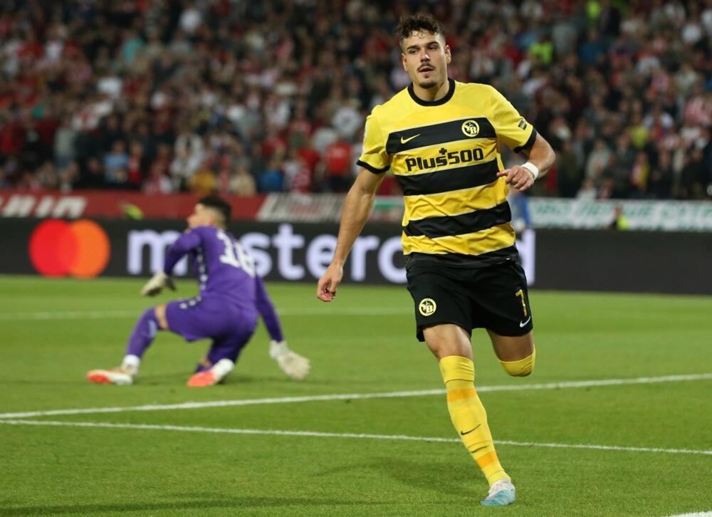 Filip Ugrinić slavi gol protiv Crvene zvezde