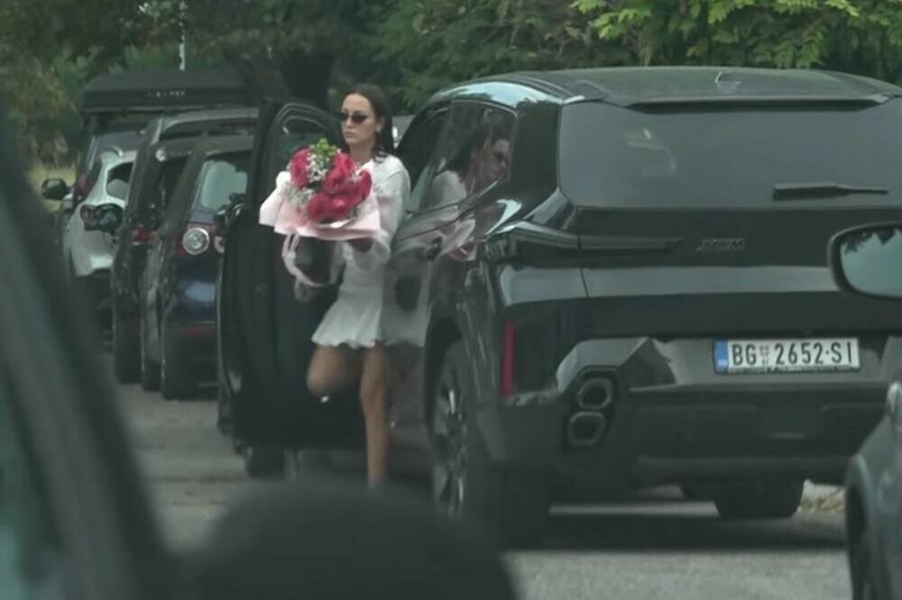 PRIJA JE ZA OVU BESNU MAŠINU ISKEŠIRALA BRDO LOVE: Nije žalila ni dinara, estrada o ovome MOŽE SAMO DA SANJA (FOTO)