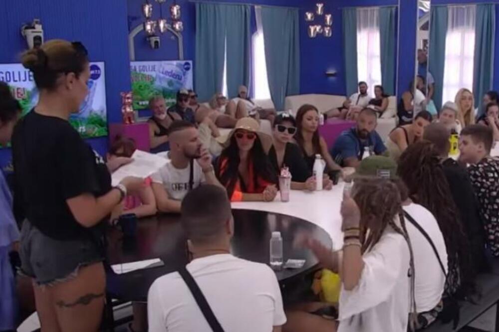 STIGLO HITNO PISMO VELIKOG ŠEFA U BELU KUĆU: Nominovan OVAJ učesnik - svi žele da mu vide LEĐA