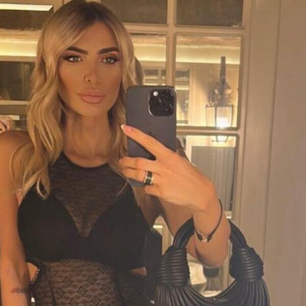 OVAKO SNEŽA BORJAN ODGOVARA HEJTERIMA! Na sebi ima samo belu košulju, a ostalo je ostavila mašti na volju! (FOTO)