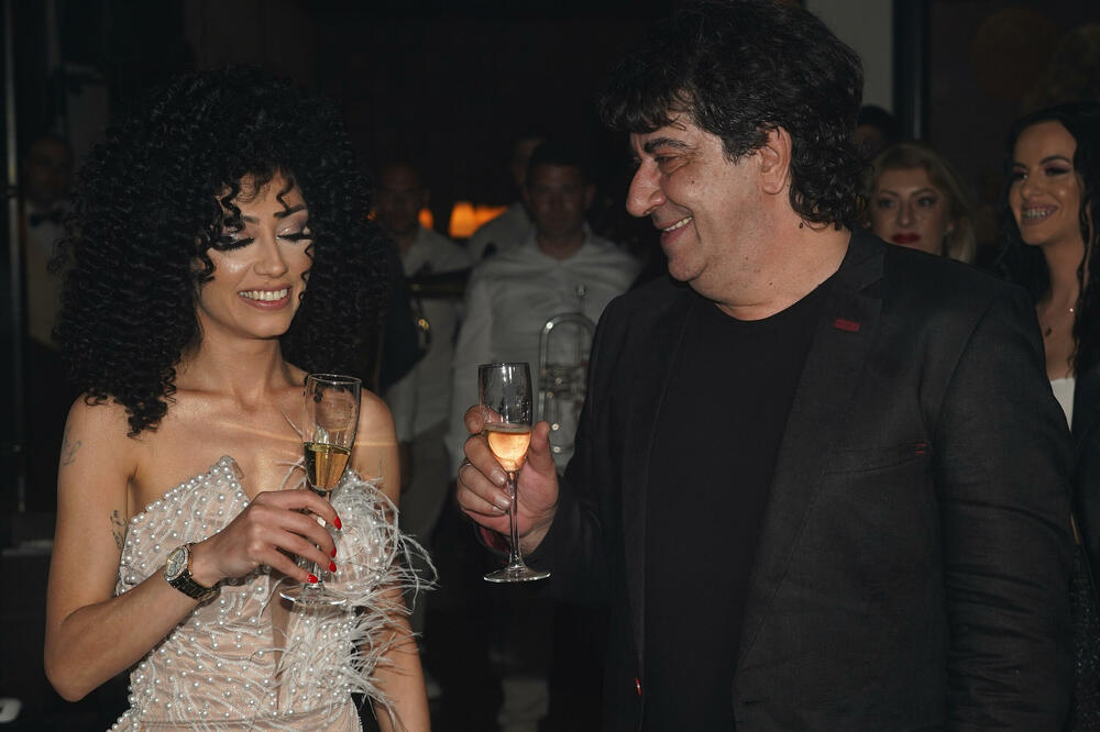 PEVAČICA TRUDNA NAKON MNOGO ZDRAVSTVENIH PROBLEMA: Njen 3 DECENIJE stariji MUŽ sve OTKRIO