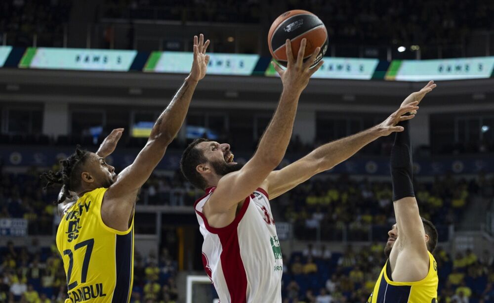 Nikola Mirotić na utakmici Fenerbahčea i milanske Olimpije
