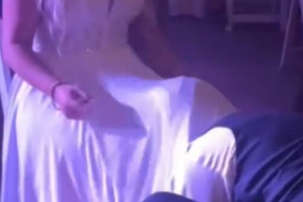 MLADOŽENJA NA SRED SVADBE ZARONIO GLAVU MLADI POD SUKNJU: Ljudi nisu VEROVALI čemu PRISUSTVUJU (VIDEO)