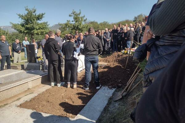 NAJTUŽNIJA SLIKA KOJU ĆETE VIDETI DANAS! Drugari i porodica ispratili na večni počinak DEČAKA u Niškoj Banji (FOTO)