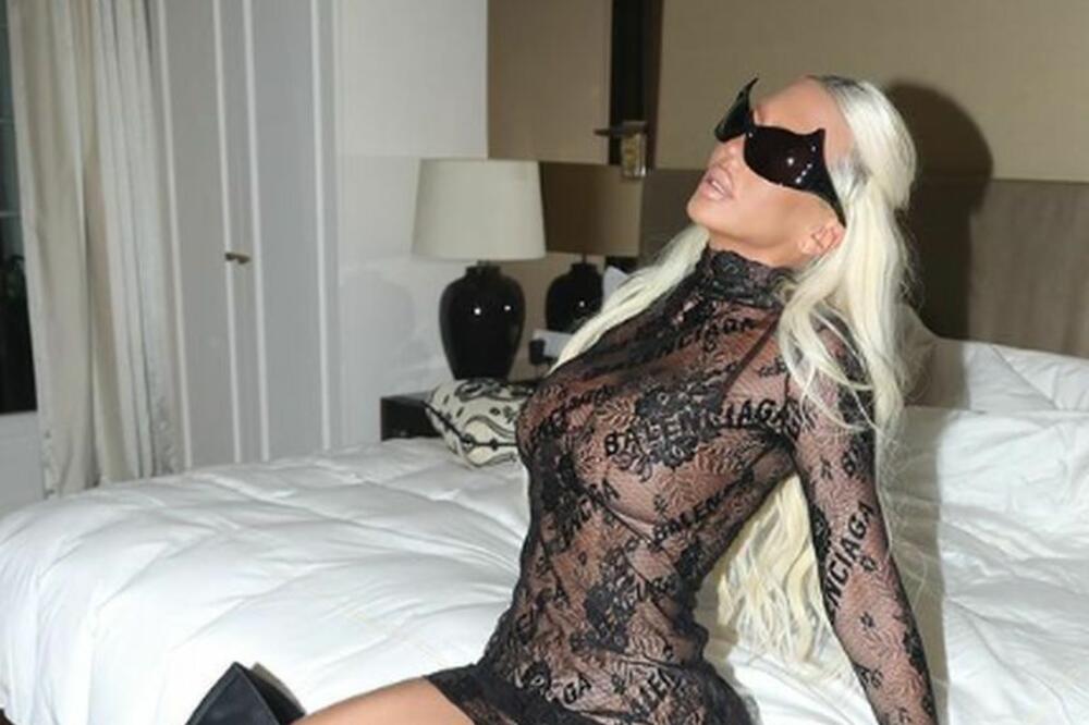 KARLEUŠA VRELIM FOTKAMA MAMI NA GREH: Pevačica pozama OSTAVILA SVE BEZ DAHA, je li realno da je OVAKO DOBRA?