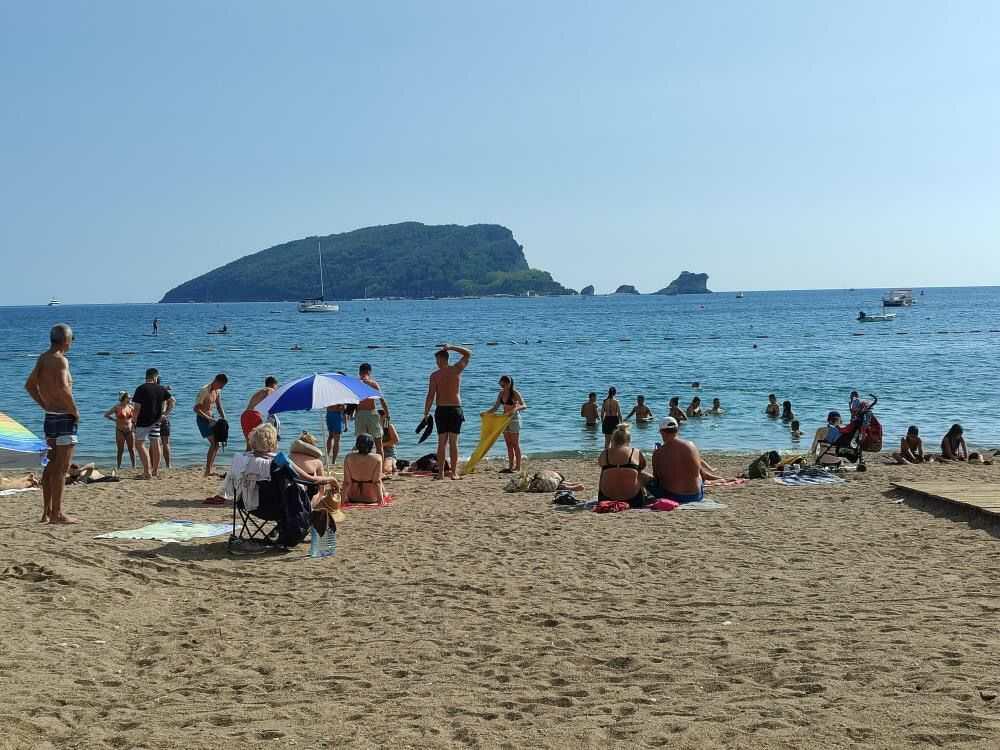 Isplivao snimak star 60 godina, SRBI GLEDAJU I NE TREPĆU: Ovako je izgledao dan na plaži u Budvi, JEDNO ŠOKIRA!