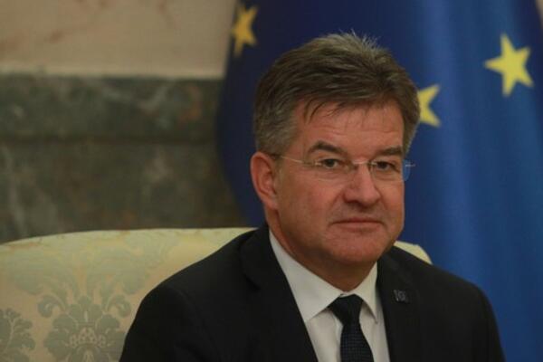 OVA NESTVARNA LEPOTICA JE SUPRUGA MIROSLAVA LAJČAKA: Poznata voditeljka MAMI UZDAHE, a tek kakve NOGE IMA (FOTO)