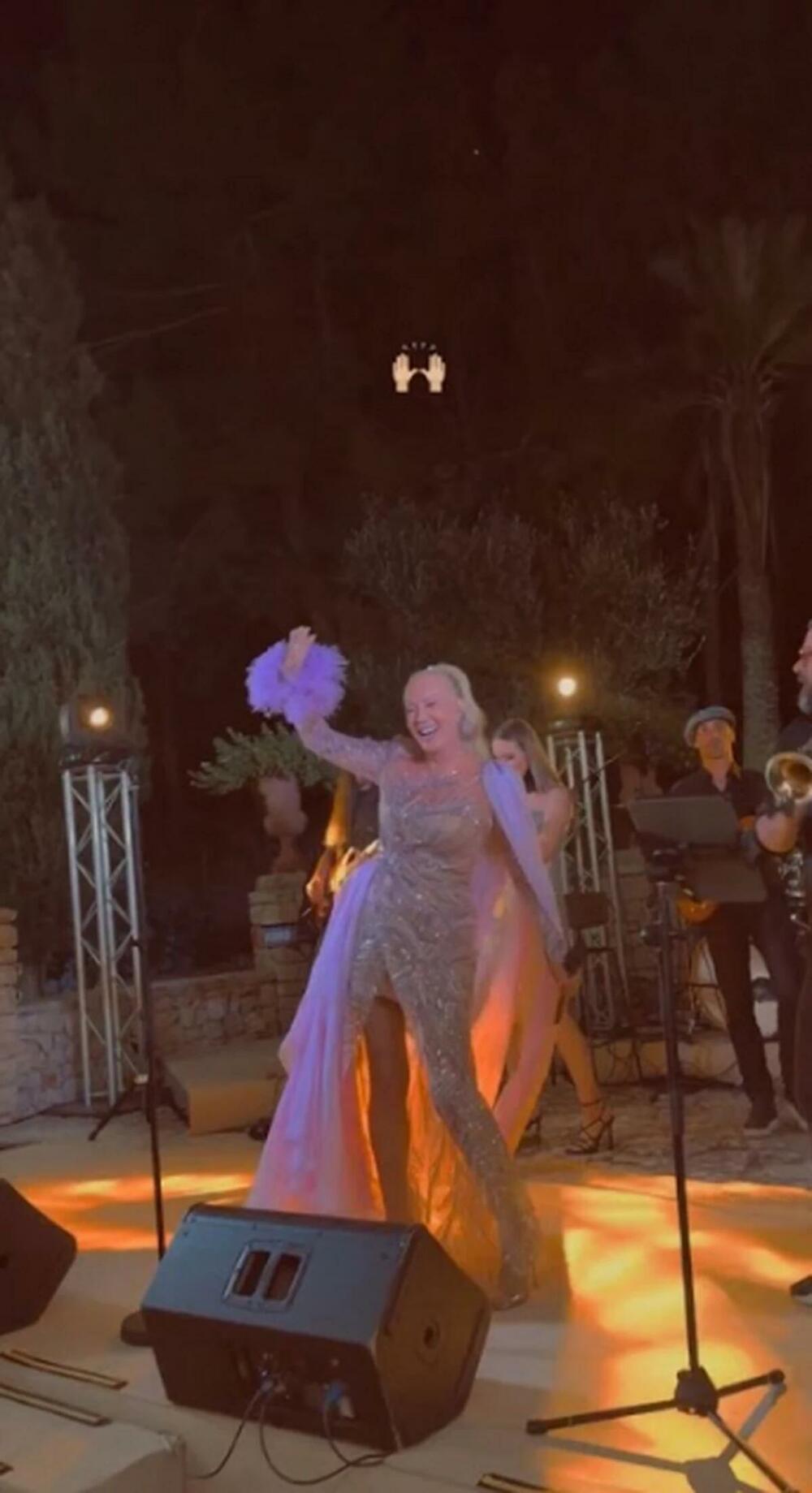  Kad pevačica stane na binu i zemlja se trese