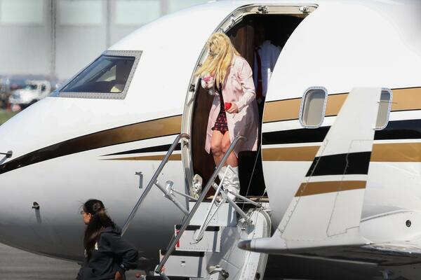 PRLJAVŠTINA IZ PEVAČICINOG ŽIVOTA UGLEDALA SVETLOST DANA: Uhvatili je sa 5 muškaraca, NE SMIRUJE SE!