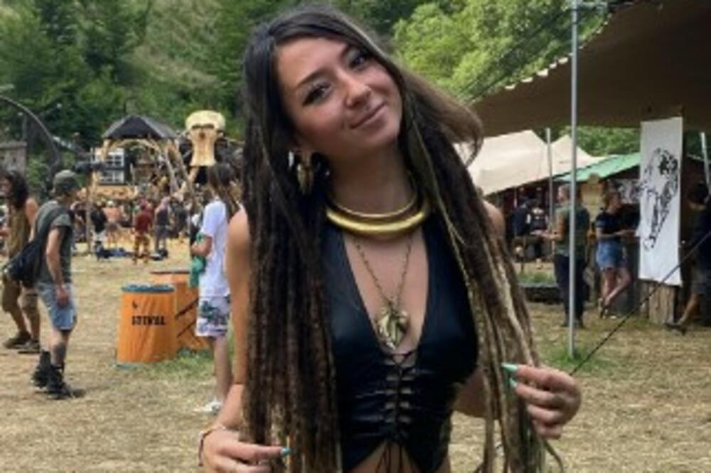 MAJKA DEVOJKE SA ČIJIM BEŽIVOTNIM TELOM JE PARADIRAO HAMAS VAN SEBE OD OČAJA: Skinuli je u DONJI VEŠ, a onda...