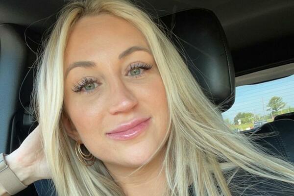 NASTAVNICA SUSPENDOVANA S POSLA NAKON SKANDALA: Posvetila se karijeri u industriji za odrasle (FOTO)