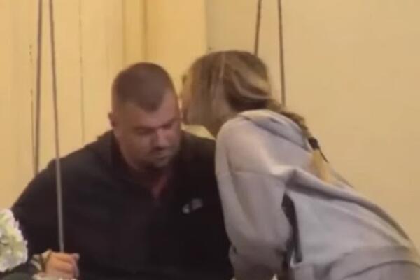 ANELI I JANJUŠU POPUSTILE KOČNICE, PA PRED KAMERAMA RADILI OVO: Šta li će ŽENA da mu kaže kad ovo bude videla?