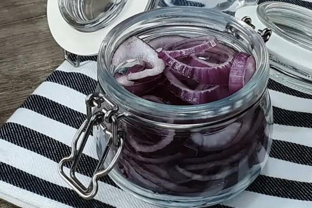 UKISELJENI LUK U TEGLI ZA 10 MINUTA ODUVAĆE SVAKOG KO GA PROBA: Spremite ga umesto ZIMNICE Britanci se KUNU U NJEGA