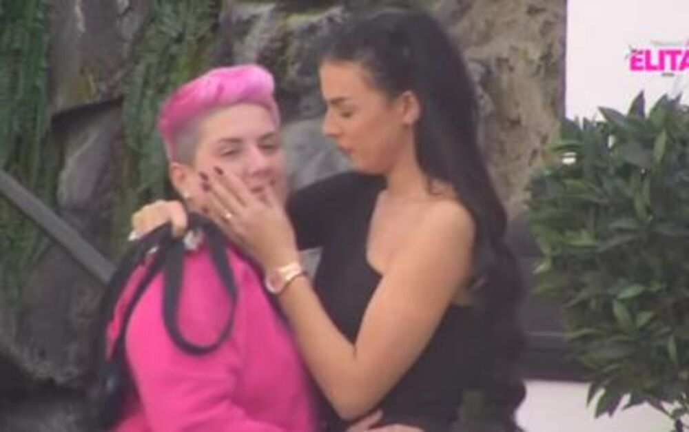 TREBALO DA KUMUJU, A ONI BI U KREVETU DA LUDUJU! Poruke poznatih Srba uzdrmale narod "NISI SREĐENA, A MOGLI SMO"