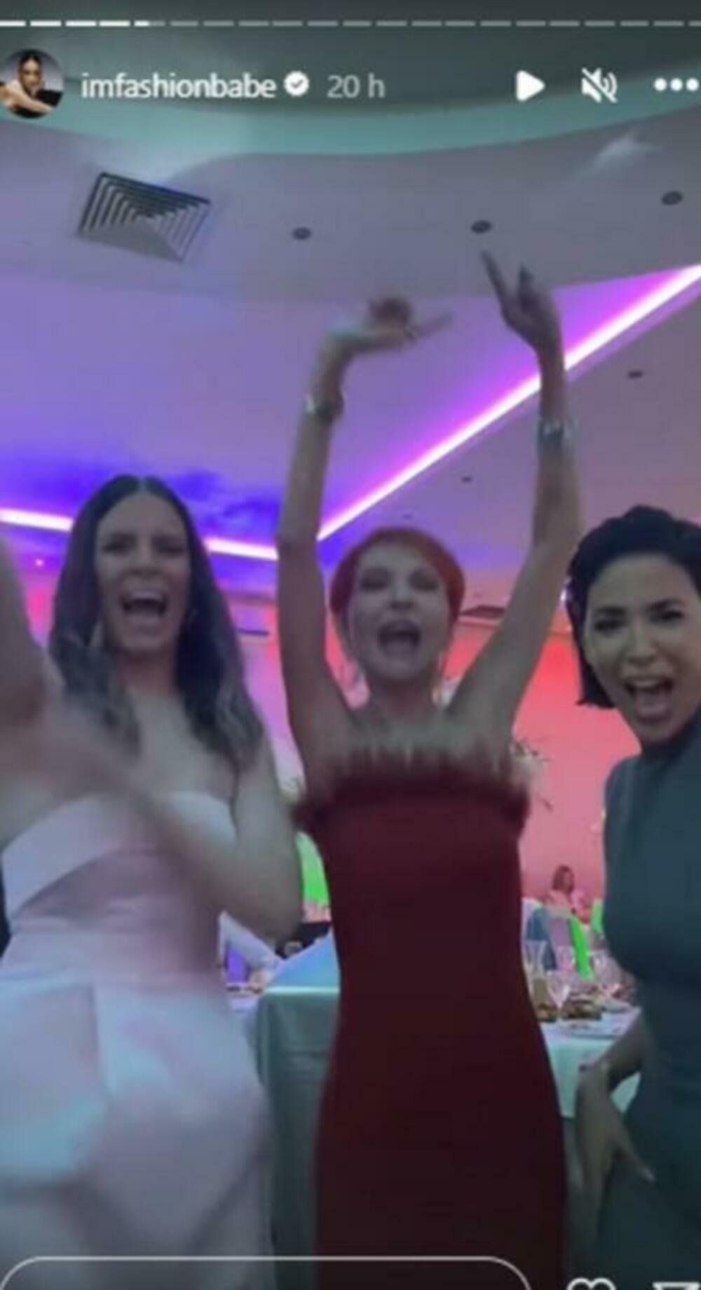 Žena u crvenoj haljini je majka Dunje Jovanić