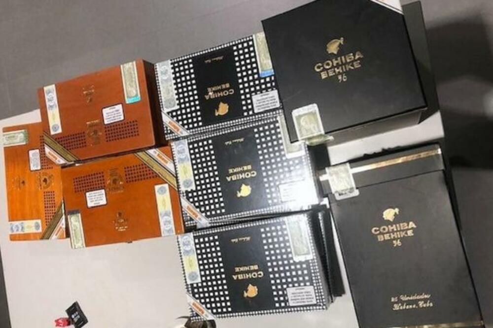 UBEĐIVAO CARINIKE DA NEMA NIŠTA, ALI NIJE MU PROŠLO: Nosio plen vredan 126.000 dolara, PAZITE SAMO ŠTA! (FOTO)